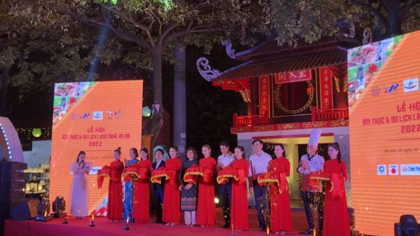 Thưởng thức đặc sản tại “Lễ hội Ẩm thực và Du lịch làng nghề Hà Nội 2022”