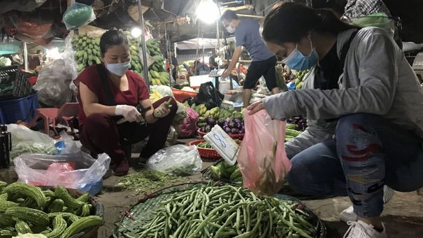 Người dân Hà Nội “đổ xô” đi chợ đầu mối để tiết kiệm chi phí