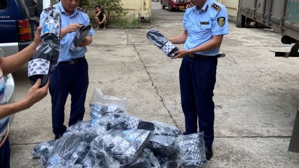Vĩnh Phúc:Tạm giữ 550 sản phẩm dép nhựa có dấu hiệu giả mạo nhãn hiệu Nike