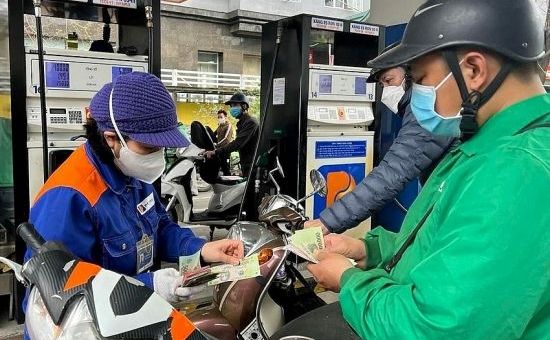 Công Thương qua góc nhìn báo chí ngày 25/5: Cần sử dụng công cụ thuế để kiểm soát giá xăng dầu