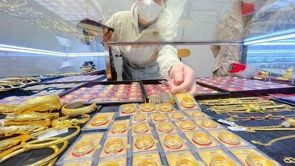 Giá vàng trong nước 'bốc hơi' 1,1 triệu đồng/lượng