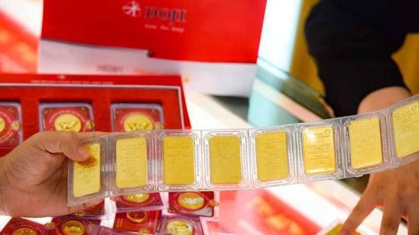 Giá vàng trong nước và quốc tế lao dốc, vàng SJC đánh mất mốc 70 triệu/ lượng