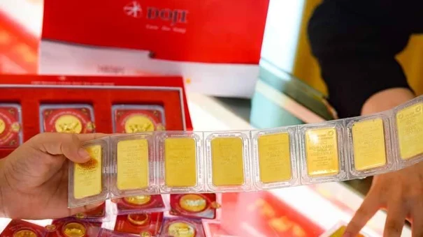 Giá vàng trong nước và quốc tế lao dốc, vàng SJC đánh mất mốc 70 triệu/ lượng