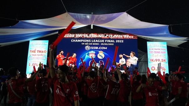 Cả nghìn CĐV TP Hồ Chí Minh “cháy hết mình