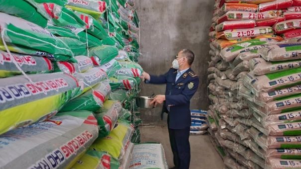 Xử lý 4 cơ sở buôn bán phân bón giả, kém chất lượng trên địa bàn Hưng Yên