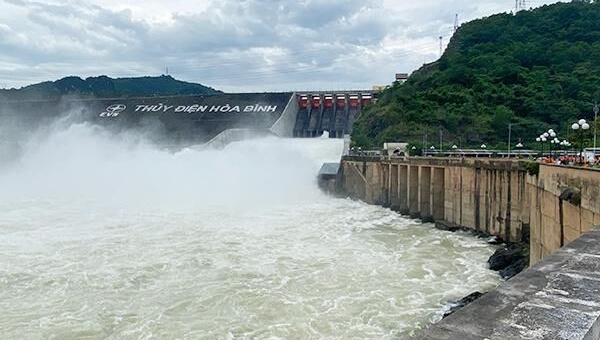 Thủy điện Hòa Bình mở thêm 2 cửa xả đáy, nhiều nơi miền Bắc nguy cơ ngập lụt