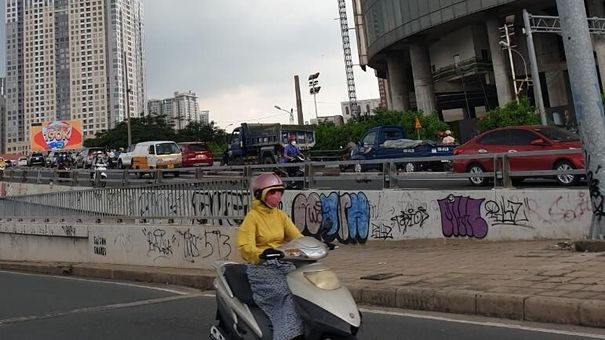Hàng loạt công trình công cộng ở TP.HCM bị bôi bẩn, phun sơn nguệch ngoạc