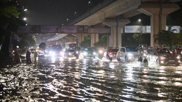 Nhiều tuyến phố Hà Nội thành 'sông' sau cơn mưa như trút nước