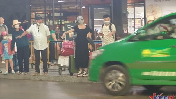 Taxi, xe công nghệ chật vật mưu sinh vì 'bão giá' xăng dầu