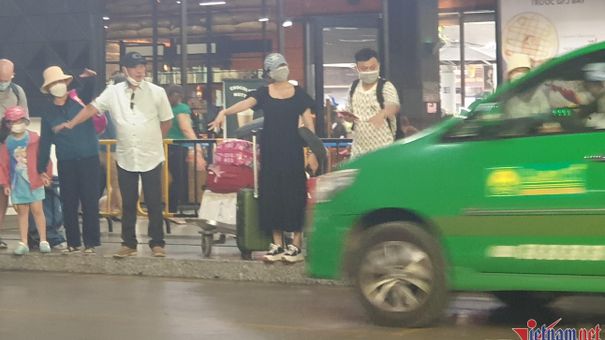 Taxi, xe công nghệ chật vật mưu sinh vì 'bão giá' xăng dầu