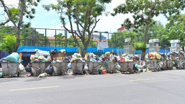 Hà Nội: Rác thải bất ngờ ùn ứ ở nội đô, người dân đi qua phải bịt mũi vì khó thở