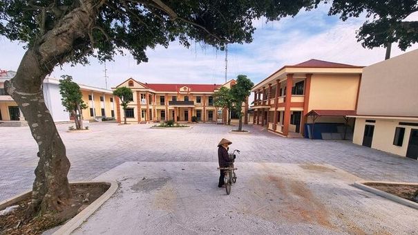 Trụ sở phường đóng cửa, tất cả cán bộ đi du lịch trong ngày làm việc