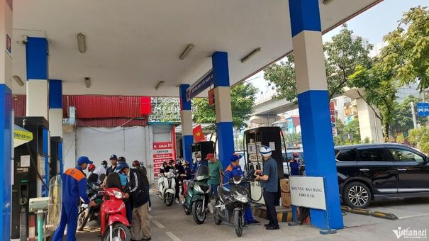 Từ 15h, giá xăng tăng lên kỷ lục mới, đắt đỏ chưa từng có