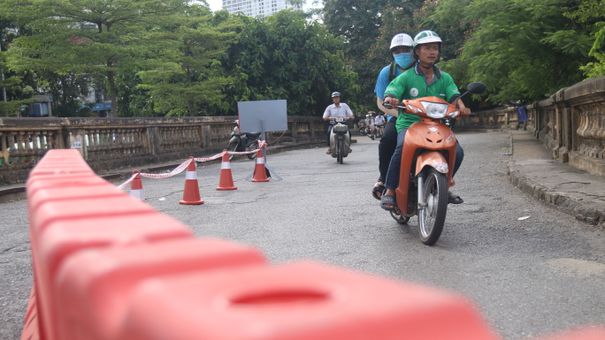 Cầu Long Biên giăng rào, dựng biển chờ đợt tu sửa mới