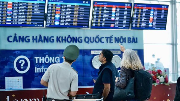 Giá xăng đắt nhất 8 năm qua, vé máy bay đắt đỏ, hãng hàng không chật vật