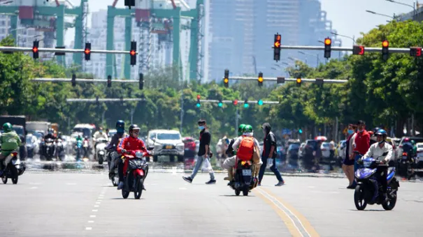 Hà Nội nắng nóng gần 40 độ, nhiều người tranh thủ núp dưới bóng cây lúc chờ đèn đỏ mà không biết có thể bị phạt