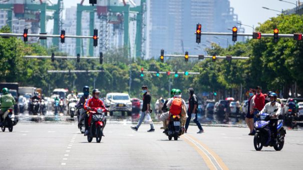 Hà Nội nắng nóng gần 40 độ, nhiều người tranh thủ núp dưới bóng cây lúc chờ đèn đỏ mà không biết có thể bị phạt
