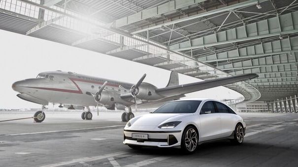 Sedan chạy điện đầu tiên của Hyundai chính thức vén màn với gương kỹ thuật số, dáng giống hệt Porsche