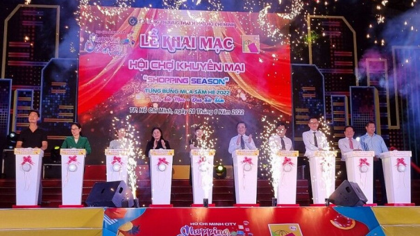 Hội chợ khuyến mại “Shopping Season” 2022 thu hút khách mua sắm