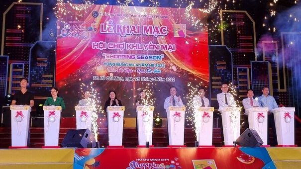 Hội chợ khuyến mại “Shopping Season” 2022 thu hút khách mua sắm
