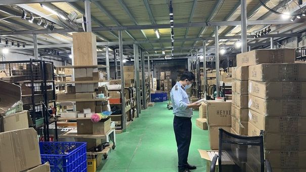 Tạm giữ lô mỹ phẩm nhập lậu giá trị gần 6 tỷ đồng với đủ các thương hiệu HEYXI, SHIMANG, NORO, YANGMEI