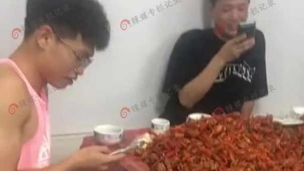 Đi ăn Buffet, 4 thanh niên ăn hết 40kg tôm hùm đất, chủ nhà hàng 