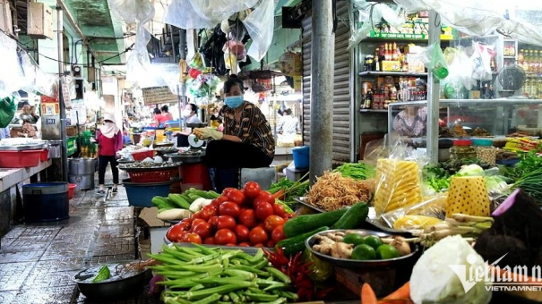 Xăng tăng lên mức kỷ lục, chủ quán bún, tài xế grab... áp lực kìm giá