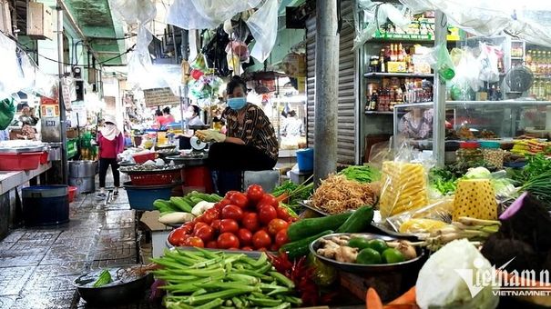 Xăng tăng lên mức kỷ lục, chủ quán bún, tài xế grab... áp lực kìm giá