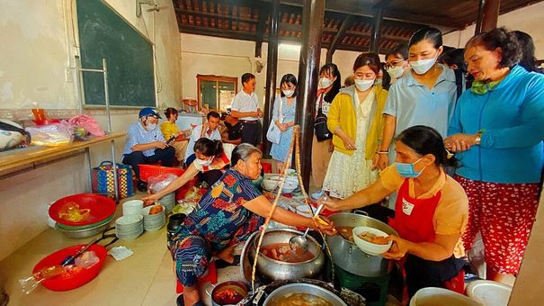 Quán bún bò lạ nhất xứ Huế: Bán hàng thần tốc, khách tự phục vụ, không đến nhanh là hết
