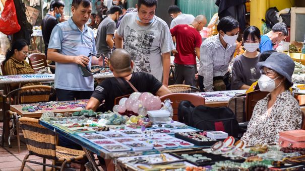 Đá quý tiền tỷ được bày bán la liệt 