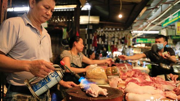Giá xăng giảm nhưng rau, thịt, trứng ngoài chợ lại ngược chiều bất thường