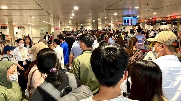 Tân Sơn Nhất đông nghịt, khách chờ hơn 30 phút chưa check-in xong