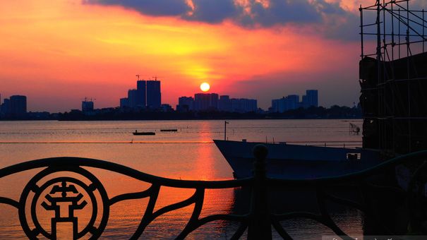 Ngắm hoàng hôn cực “chill” giữa lòng thủ đô, một Hà Nội đẹp đến nao lòng!