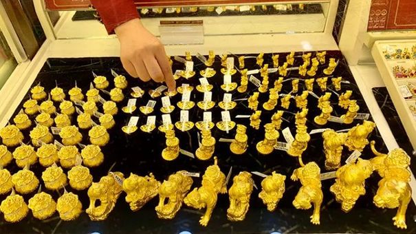 Chứng khoán gãy, tiền ảo đổ, dân đầu tư vàng lo sợ