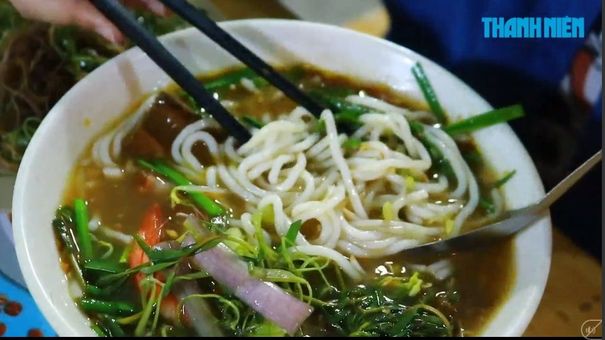 Quán bánh canh hải sản tươi bình dân muốn ăn phải xếp hàng