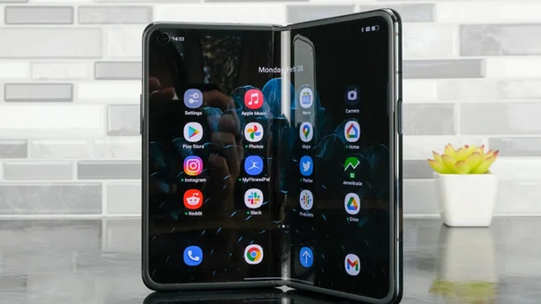 Tại sao Samsung cần Apple sản xuất điện thoại gập?