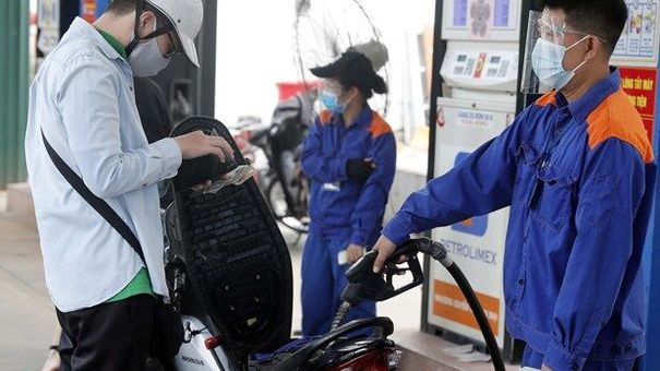 Xăng giảm kỷ lục gần 7.000 đồng: Mới bớt lo, chưa vội mừng