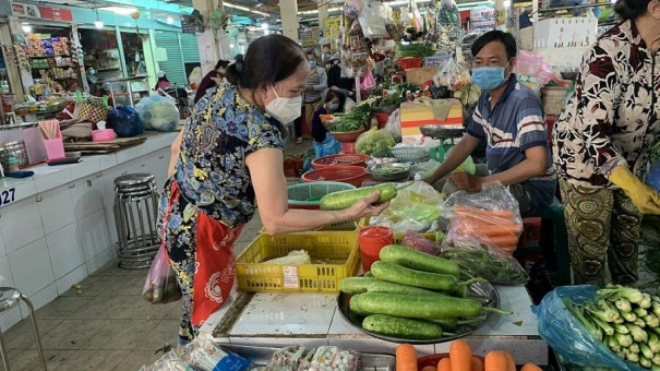 Vì sao giá hàng hóa chưa thể “hạ nhiệt” theo giá xăng?