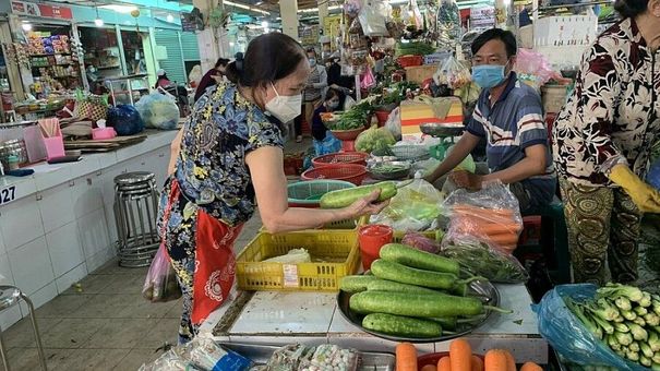 Vì sao giá hàng hóa chưa thể “hạ nhiệt” theo giá xăng?