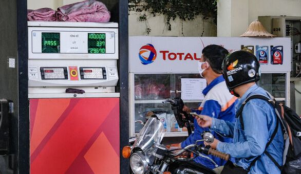 Giá xăng dầu giảm, Chính phủ vẫn tiếp tục nhắc nghiên cứu giảm thuế, phí để hạ giá