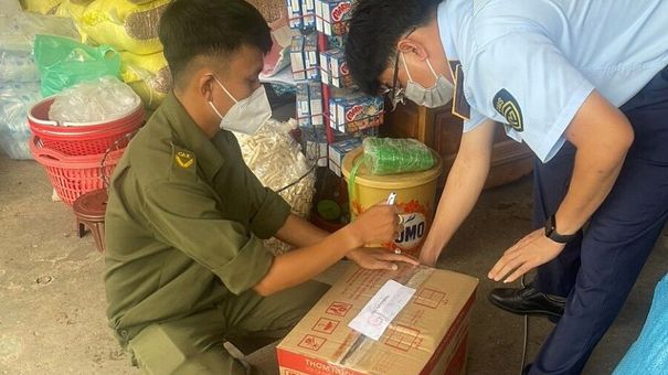 Tây Ninh xử lý cửa hàng tạp hóa bày bán hơn 1.000 bao thuốc lá nhập lậu
