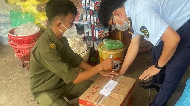 Tây Ninh xử lý cửa hàng tạp hóa bày bán hơn 1.000 bao thuốc lá nhập lậu