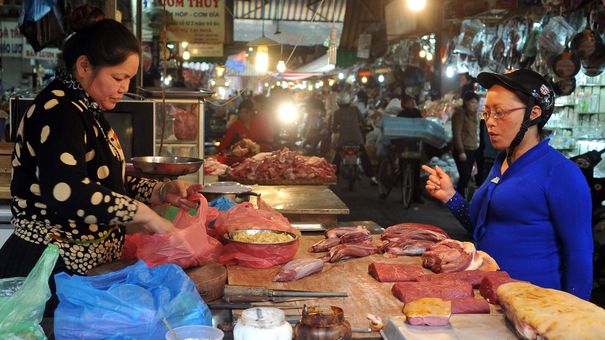 Chuyện ngoài chợ: Rau quả, thịt gà, thịt lợn 'dắt tay nhau' tăng giá