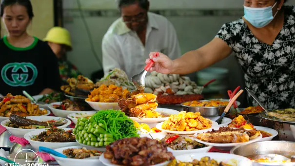 Hàng cơm trưa nổi tiếng phục vụ các 