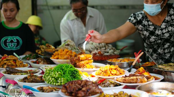 Hàng cơm trưa nổi tiếng phục vụ các 