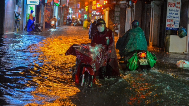 Mưa xối xả khiến đường Hà Nội chìm trong 