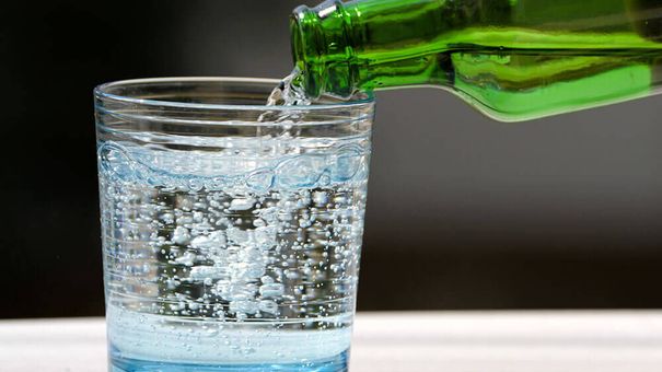 Dùng nước có ga nhiều gây hại men răng, tăng nguy cơ mắc bệnh tim mạch