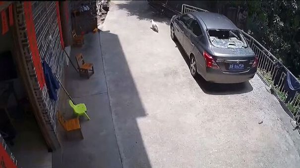 Cảnh báo: Để bình xịt trong ô tô khi đỗ dưới trời nắng nguy cơ phát nổ cao