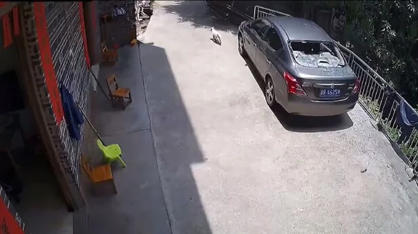 Cảnh báo: Để bình xịt trong ô tô khi đỗ dưới trời nắng nguy cơ phát nổ cao