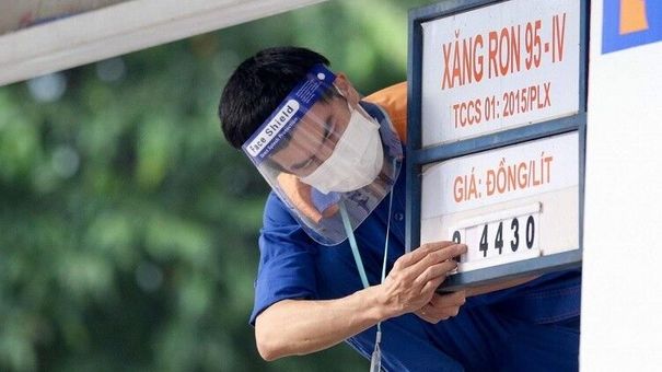 Giá xăng dầu hôm nay 11/8: Giảm cả thế giới và trong nước?